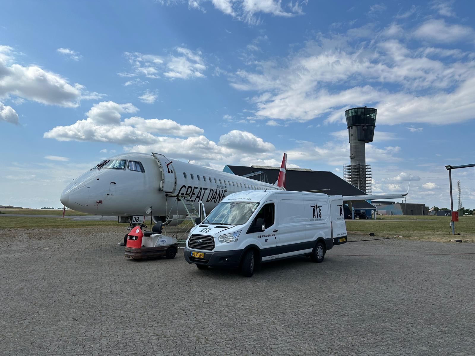 Great Dane Airlines Embraer with ATS movable line station van