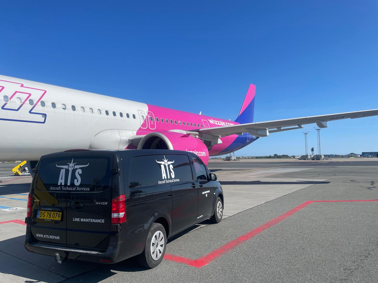 Wizz Air A321 on stand with ATS line maintenance van